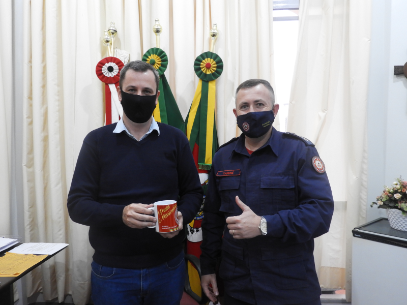 PREFEITO SE REÚNE COM O COMANDANTE DO CORPO DE BOMBEIROS